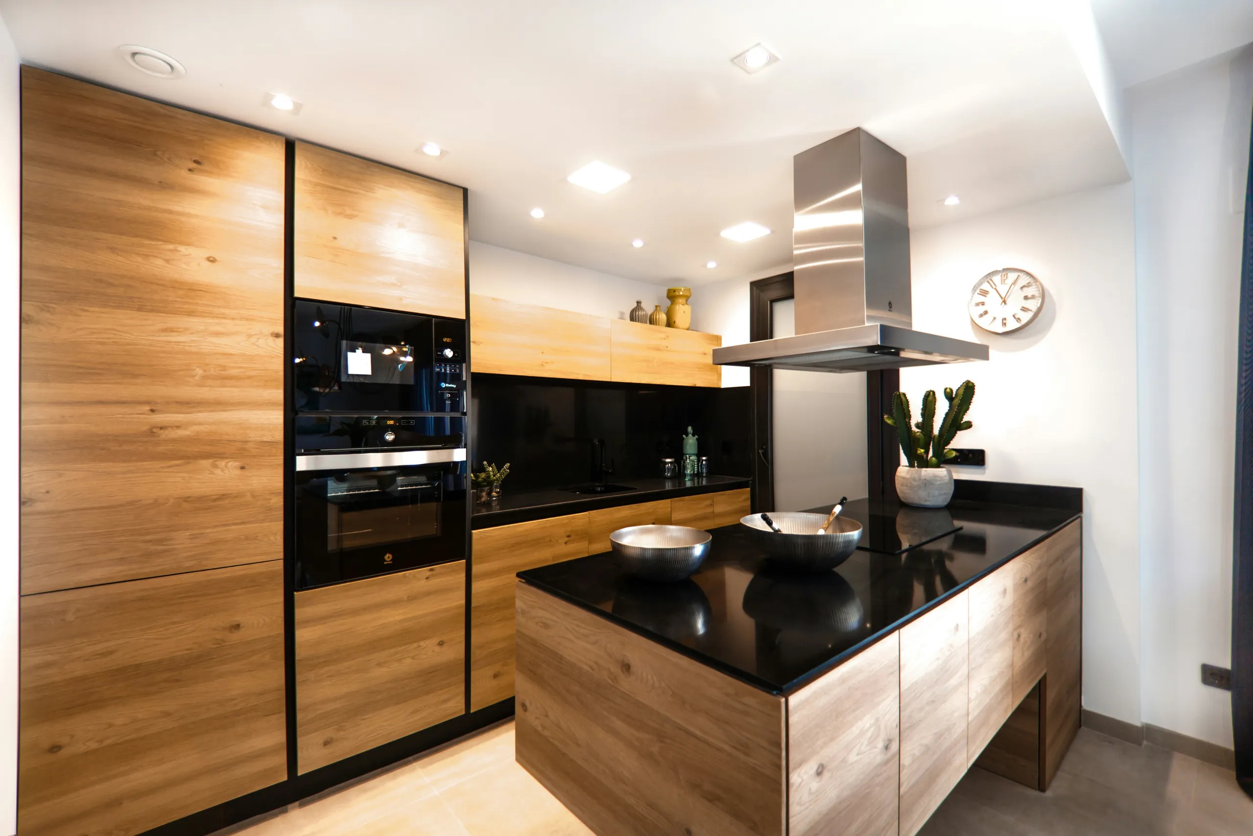 Cocina con frentes de madera en los armarios superiores y blancos en los inferiores
