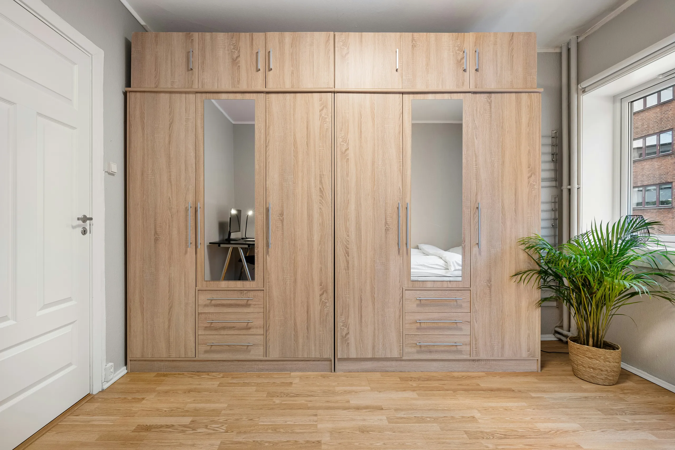 Muebles empotrados con panel de madera y banco blanco