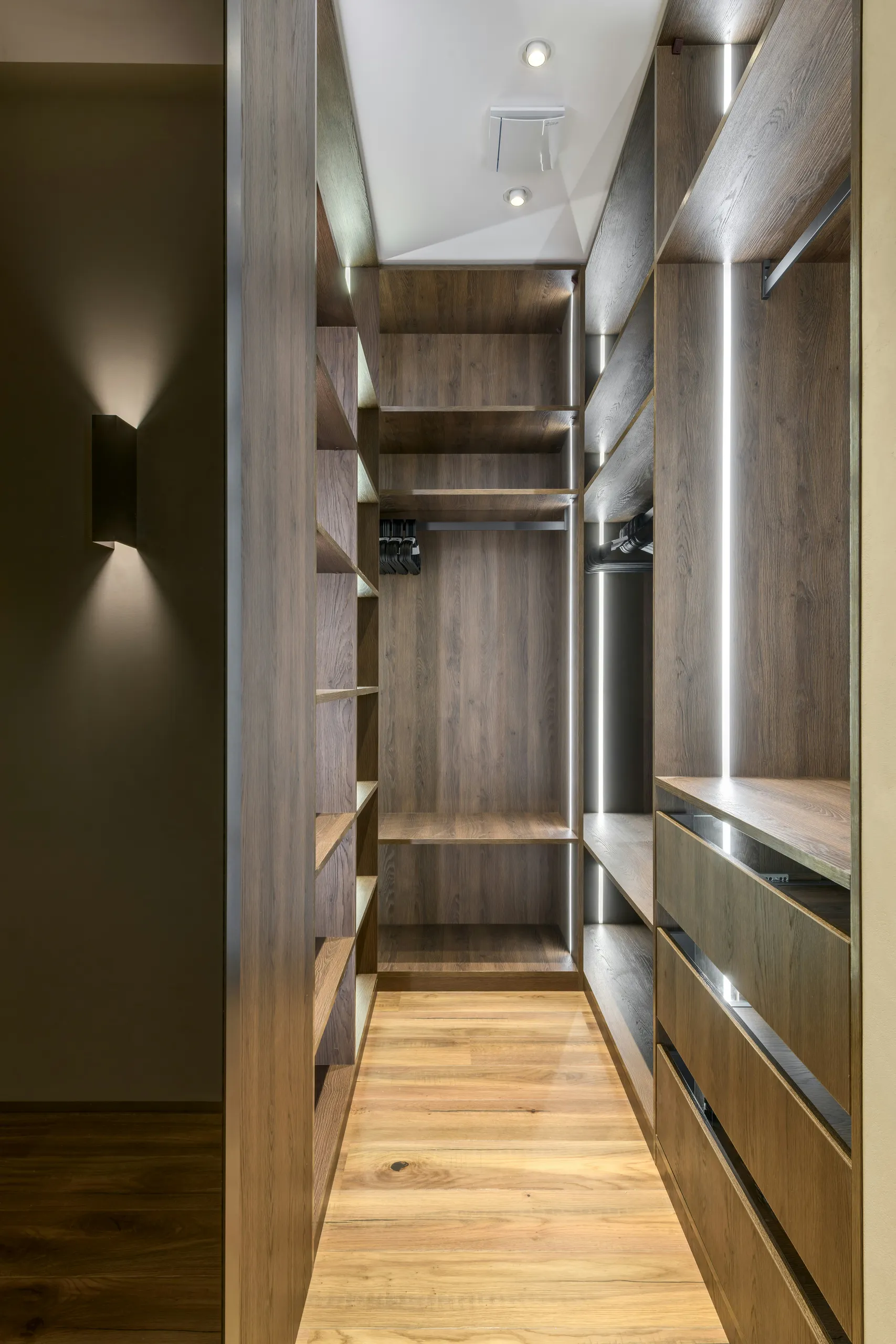 Armario con paneles de madera y estanterías abiertas