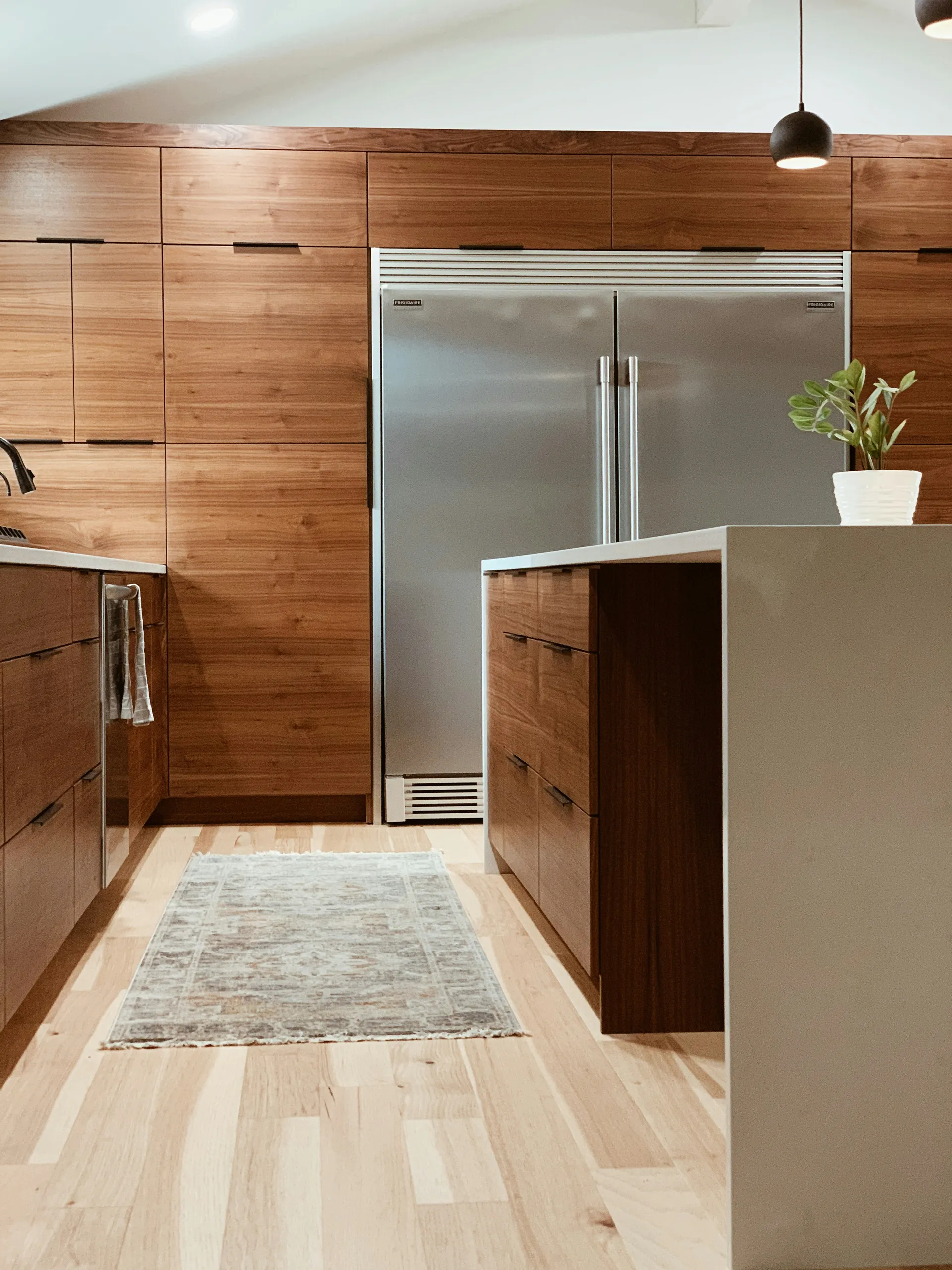 Cocina moderna con frentes de madera en los armarios superiores